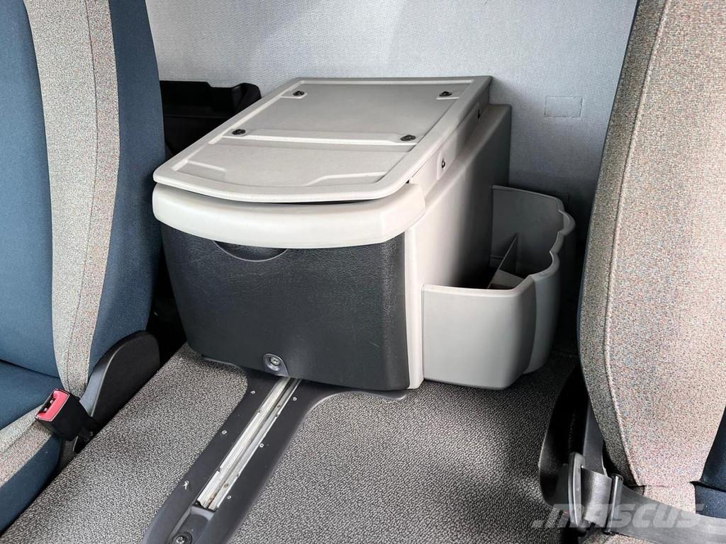 Volvo FL210 厢式货车