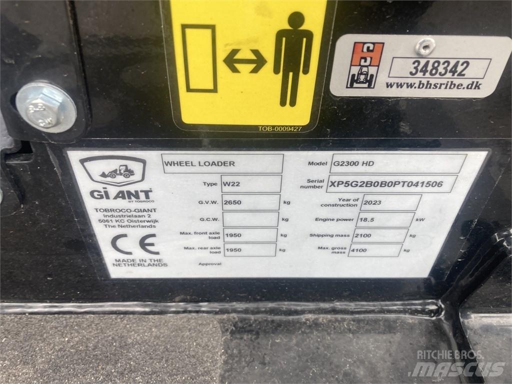GiANT G2300HD 多功能装载机