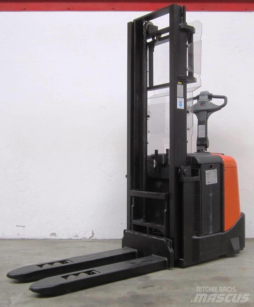 BT SPE 200 手推堆垛车