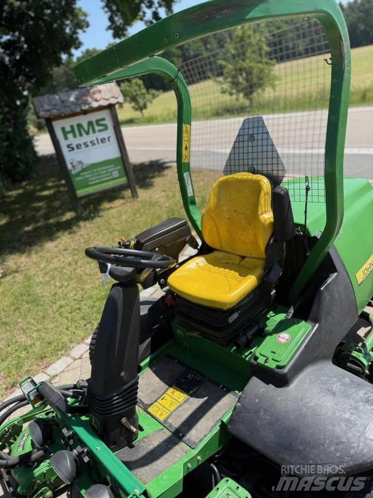 John Deere 8800 骑乘式割草机