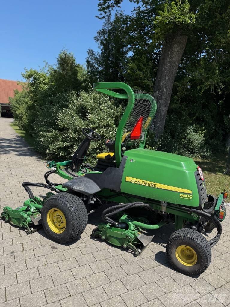 John Deere 8800 骑乘式割草机