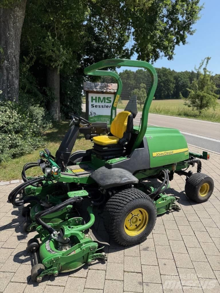 John Deere 8800 骑乘式割草机