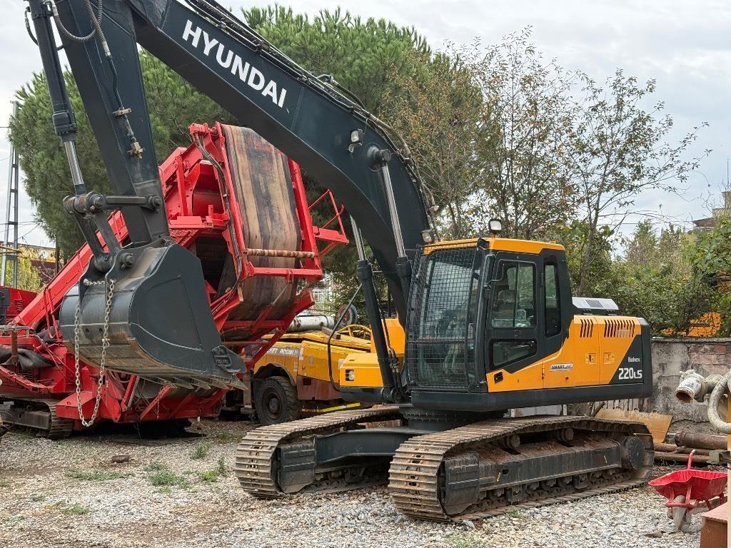 Hyundai Robex 220 LS 履带挖掘机