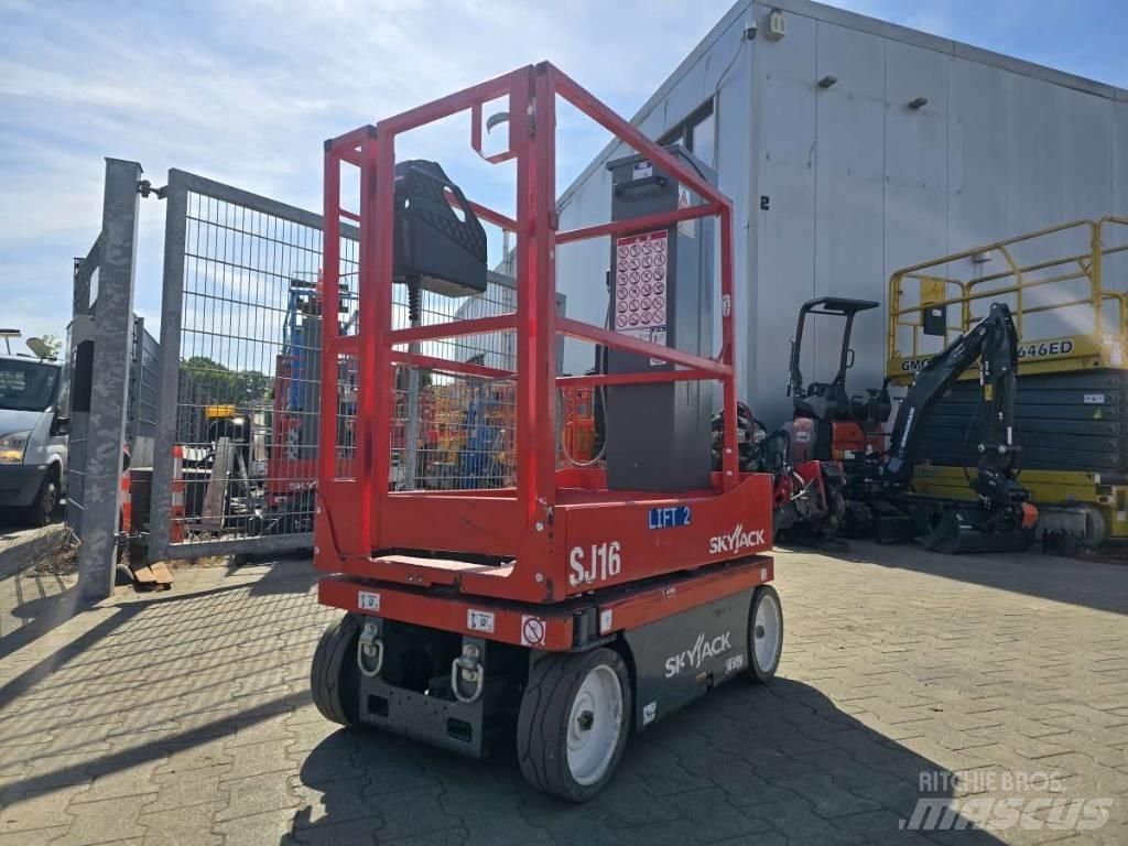 SkyJack SJ 16 客货电梯