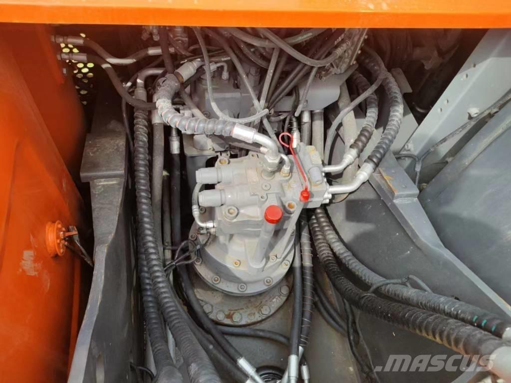 Hitachi ZX200 履带挖掘机