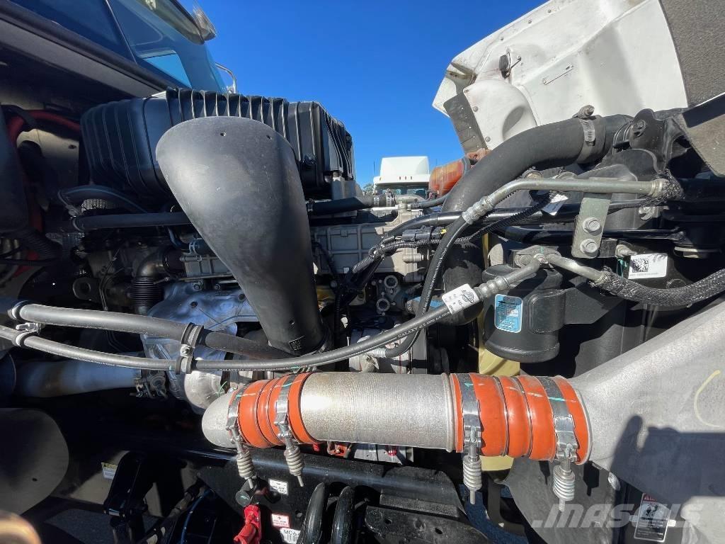 Freightliner 122 SD 牵引车