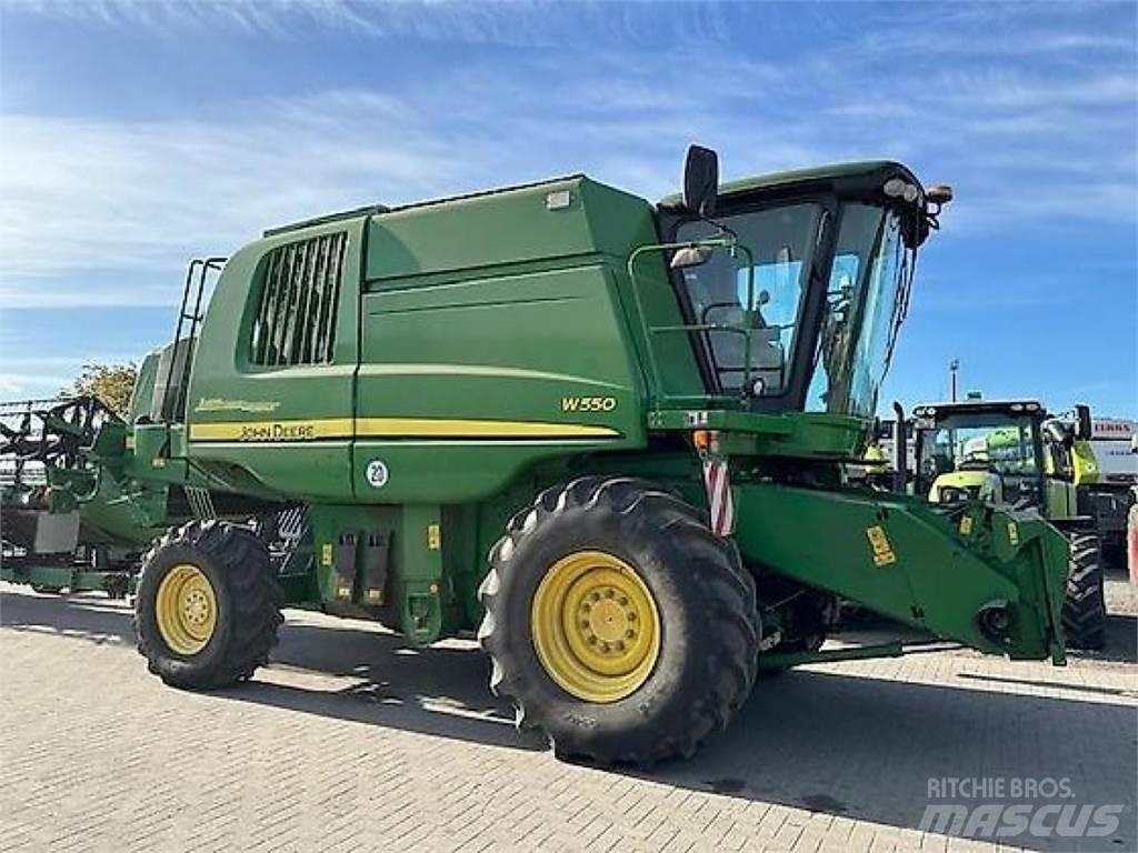 John Deere W550 联合收割机