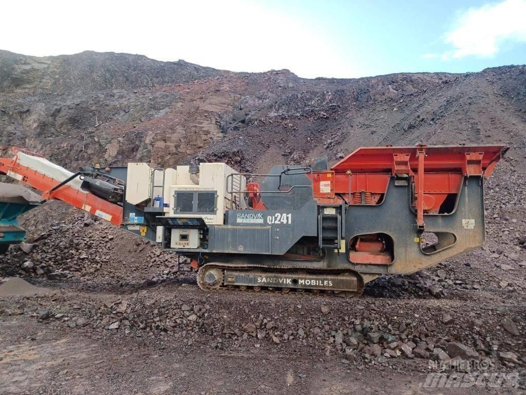 Sandvik QJ241 移动式破碎机