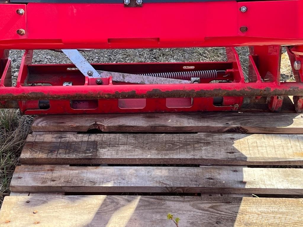 Massey Ferguson 945 前装载和挖掘机