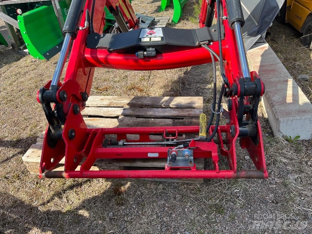 Massey Ferguson 945 前装载和挖掘机