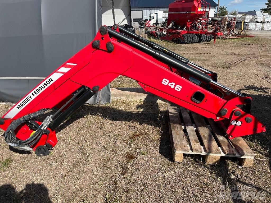 Massey Ferguson 945 前装载和挖掘机