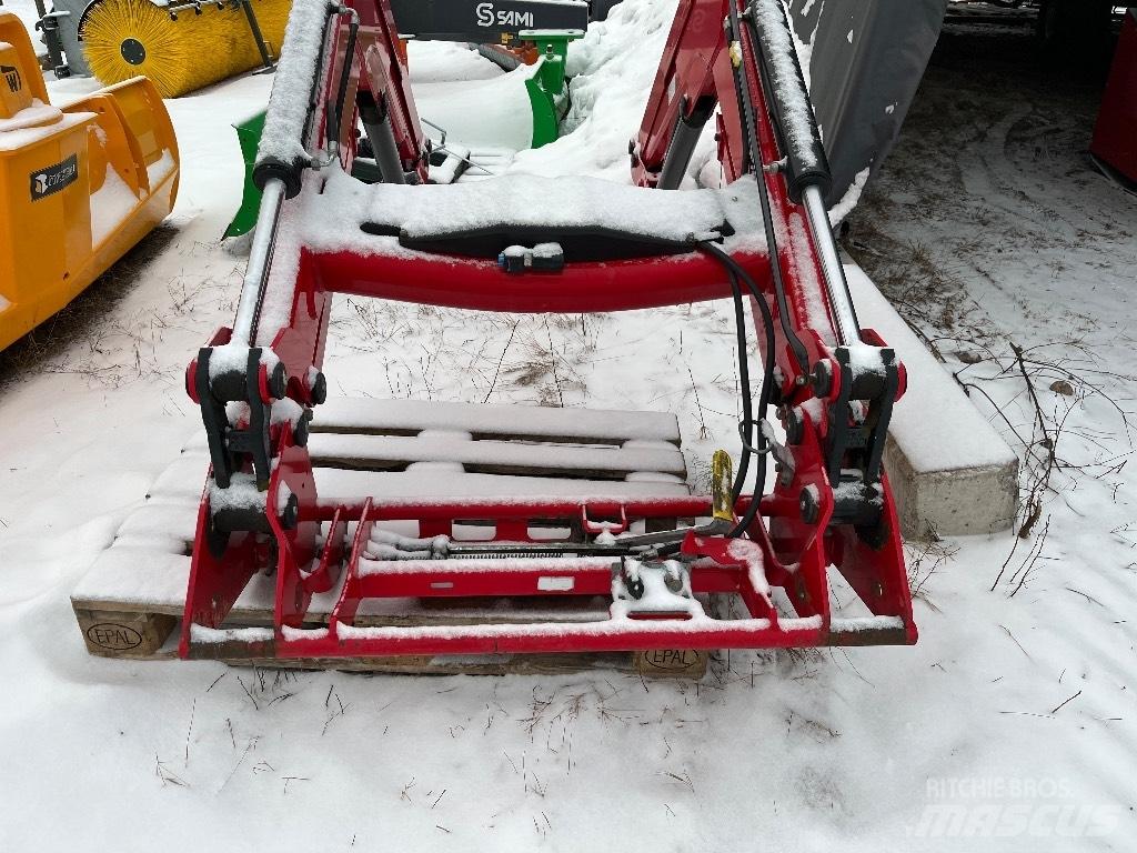 Massey Ferguson 945 前装载和挖掘机