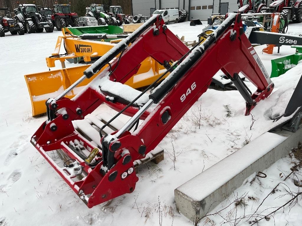 Massey Ferguson 945 前装载和挖掘机