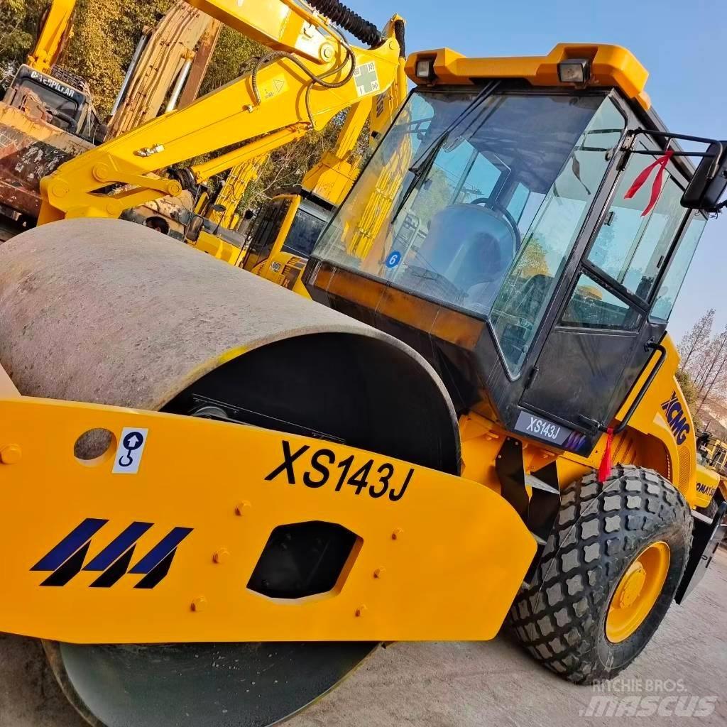 XCMG XS 142 J 单轮压路机