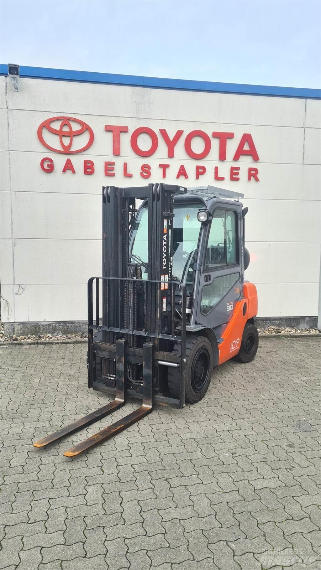Toyota 02-8FGF30 天然气叉车