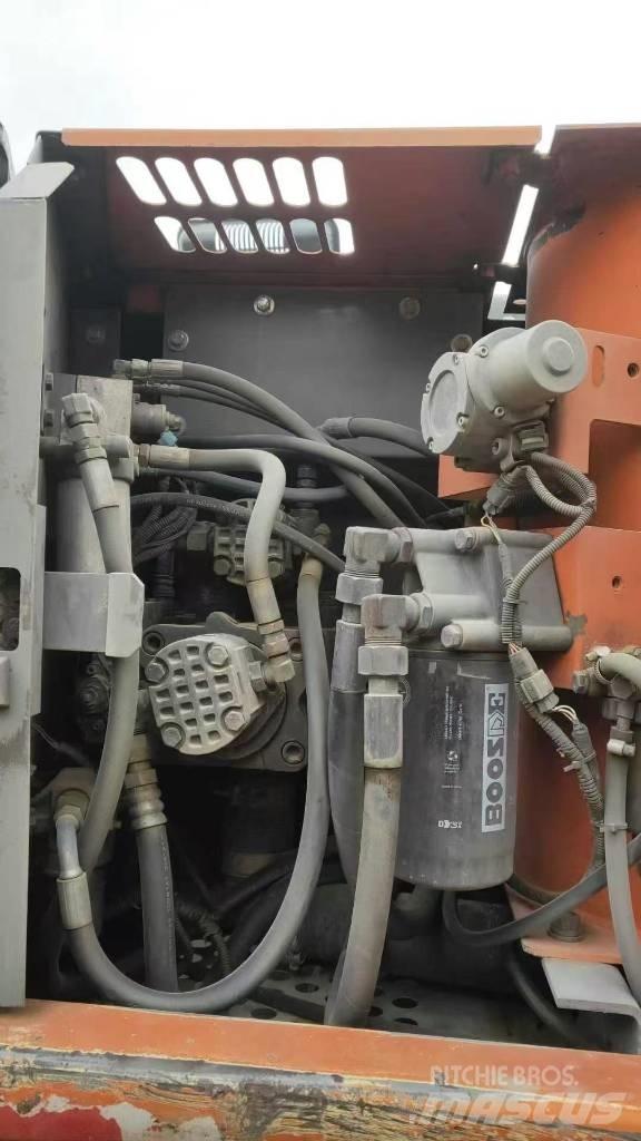 Hitachi ZX130W 轮式挖掘机