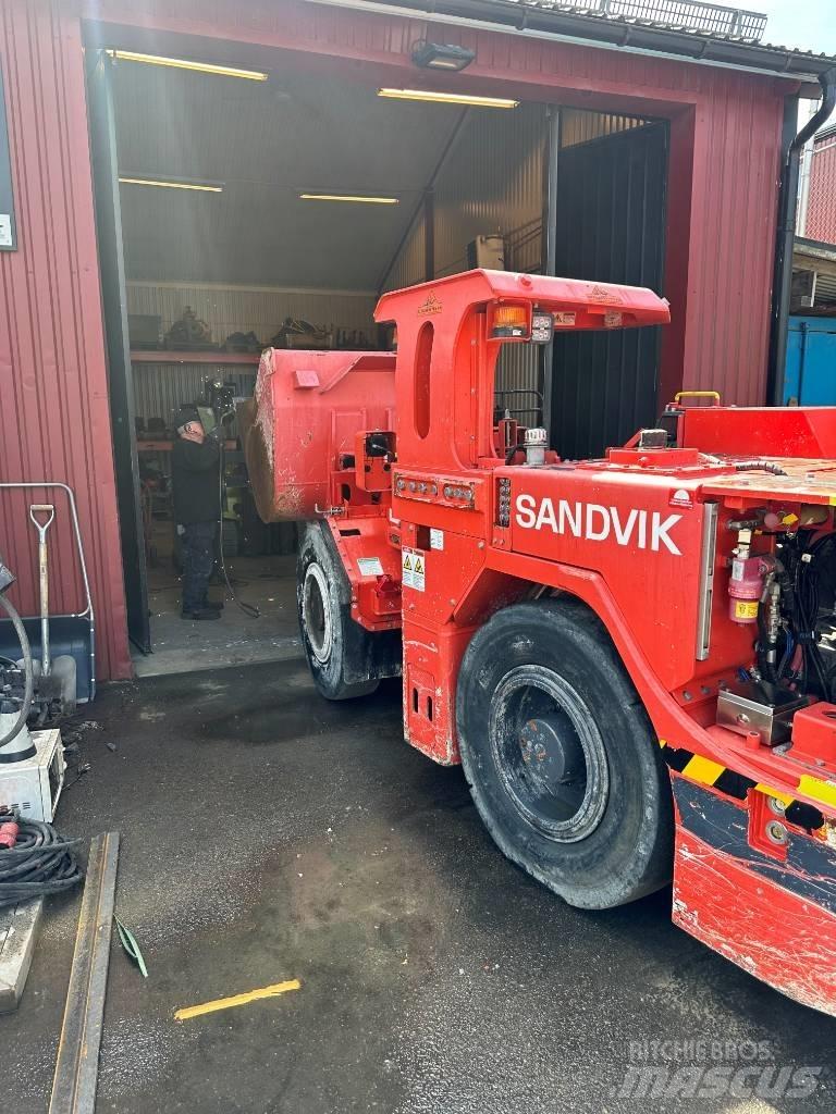 Sandvik LH202 地下装载机