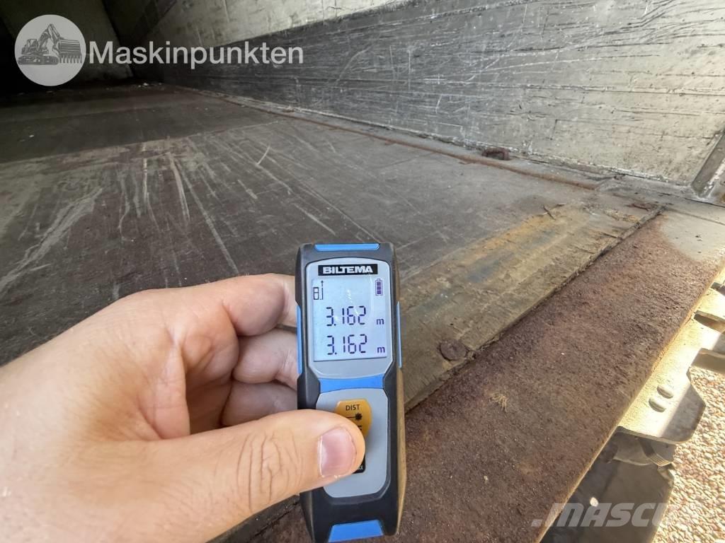 Schmitz SKO 24 半挂厢式车