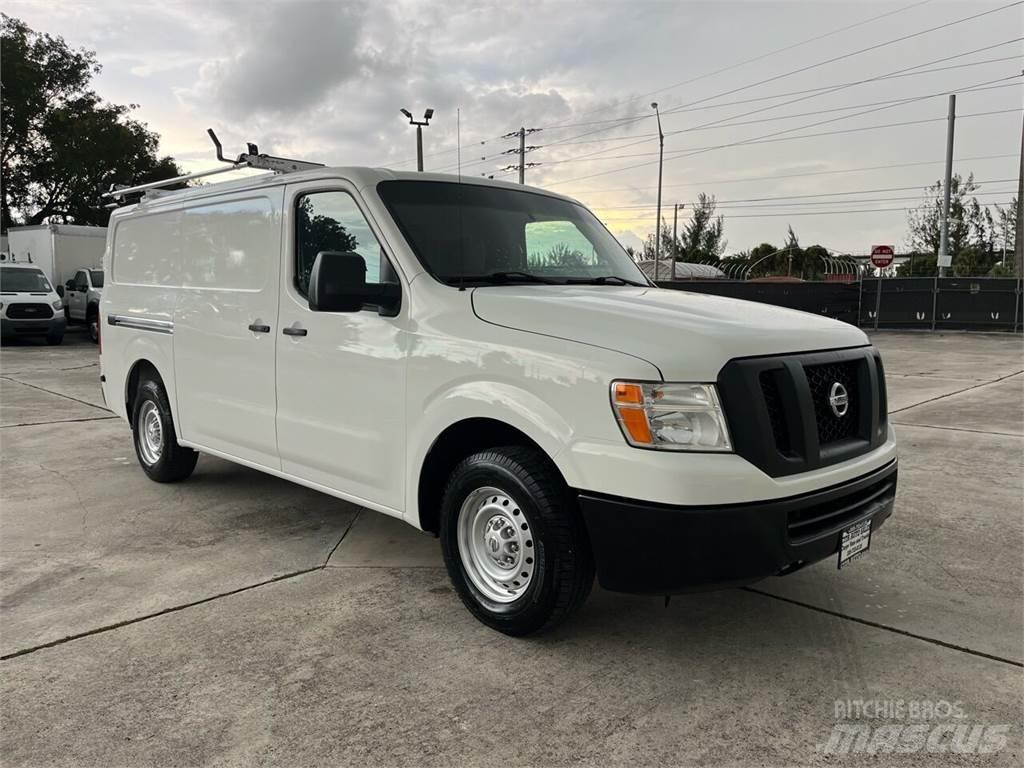 Nissan NV 商务面包车