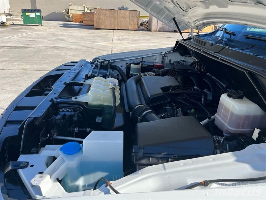 Nissan NV 商务面包车
