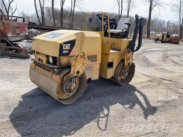 CAT CB24 单轮压路机