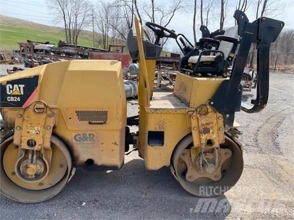 CAT CB24 单轮压路机