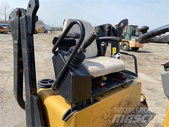 CAT CB24 单轮压路机
