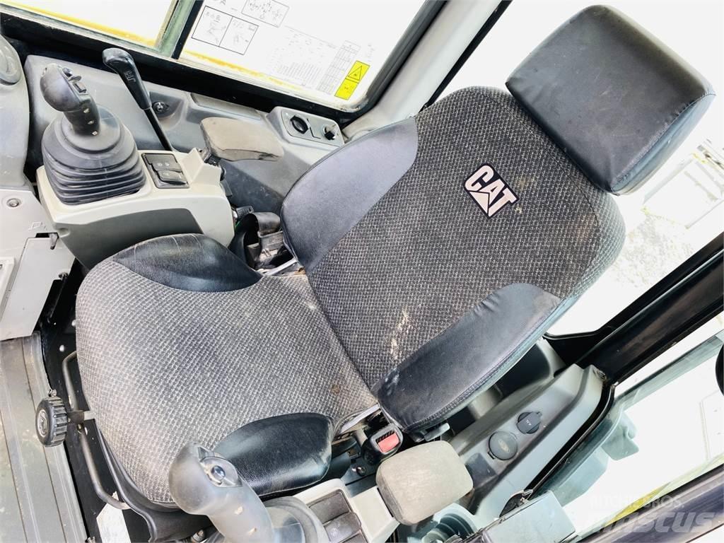 CAT 305E2 中型挖掘机