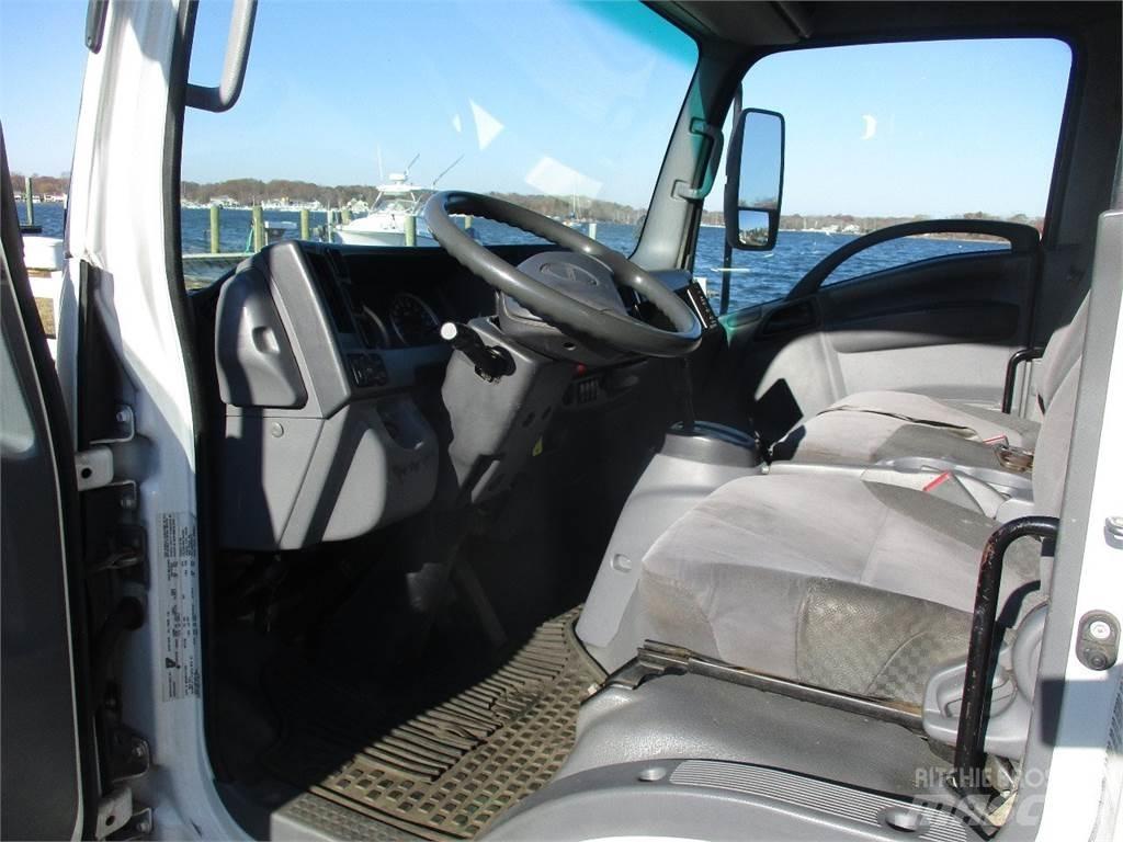 Isuzu NRR 厢式货车