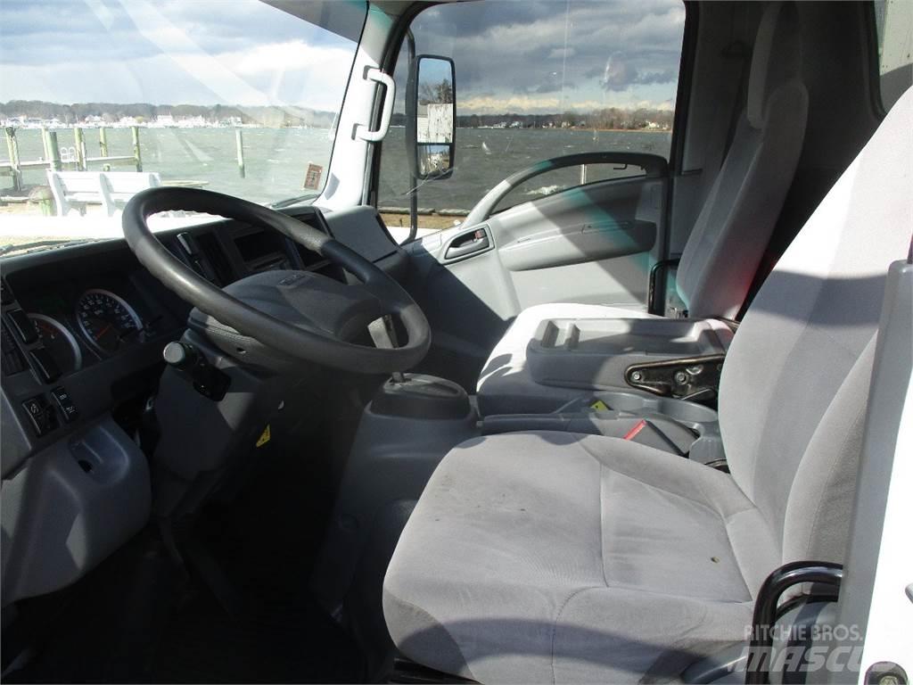 Isuzu NRR 厢式货车