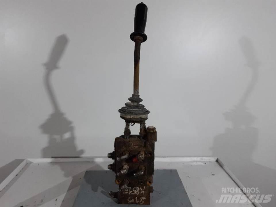 CAT 215 驾驶室与内部