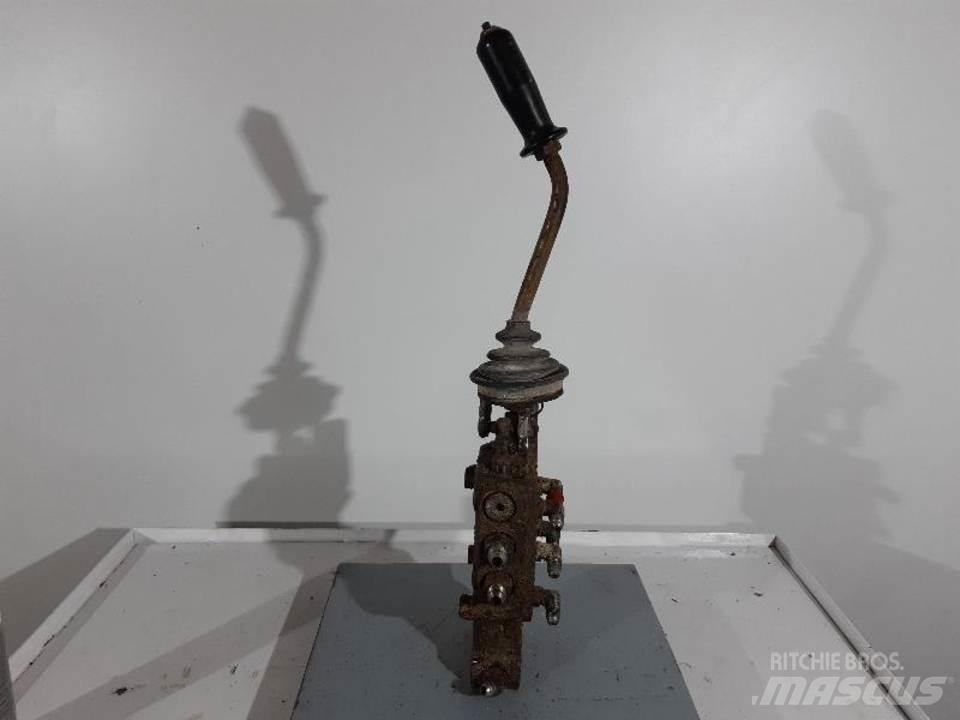 CAT 215 驾驶室与内部