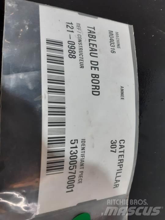 CAT 307 驾驶室与内部