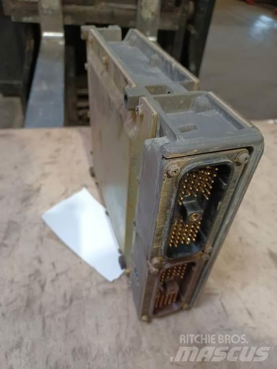 CAT 318C 驾驶室与内部