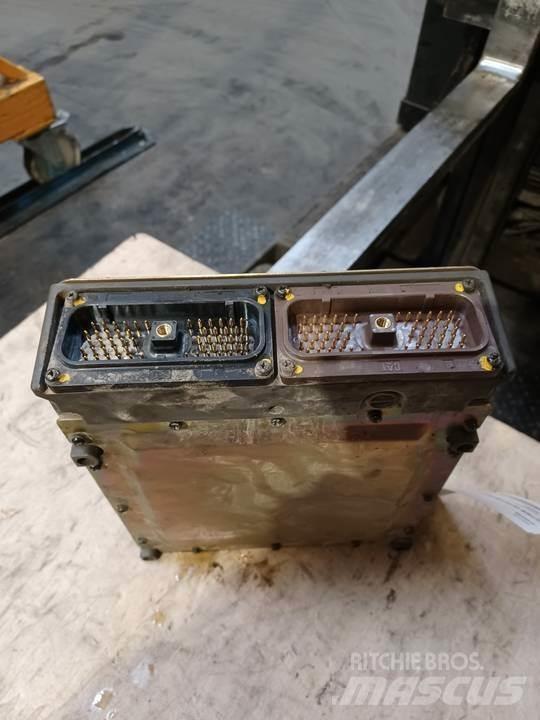 CAT 318C 驾驶室与内部