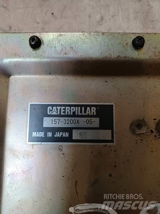 CAT 318C 驾驶室与内部