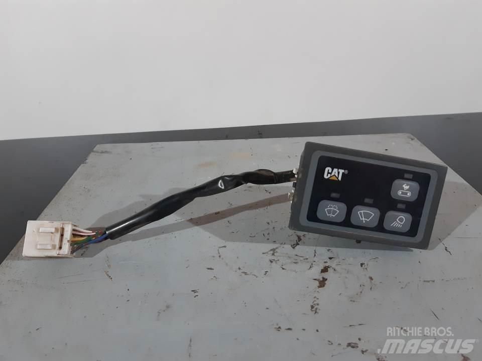 CAT 318C 驾驶室与内部