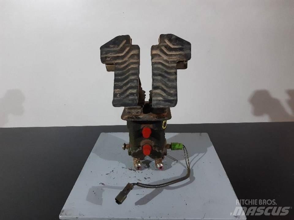 CAT 330C 驾驶室与内部