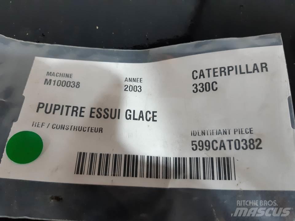 CAT 330C 驾驶室与内部