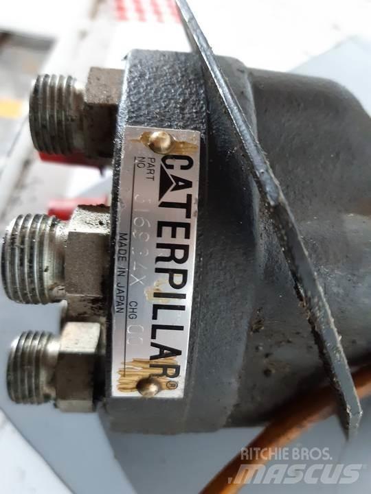 CAT 330L 驾驶室与内部