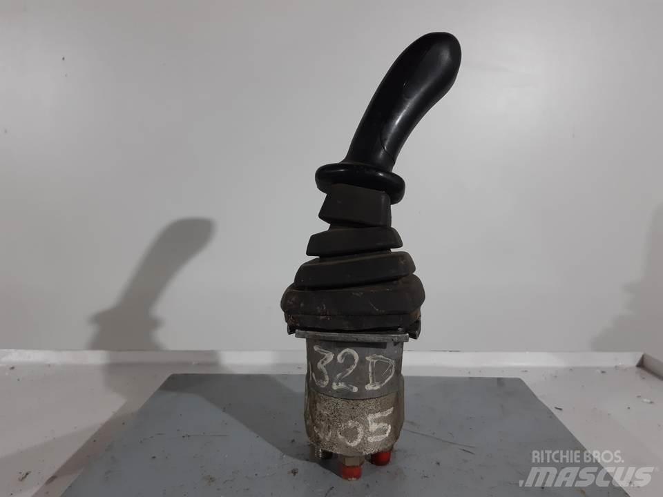 CAT 432D 驾驶室与内部