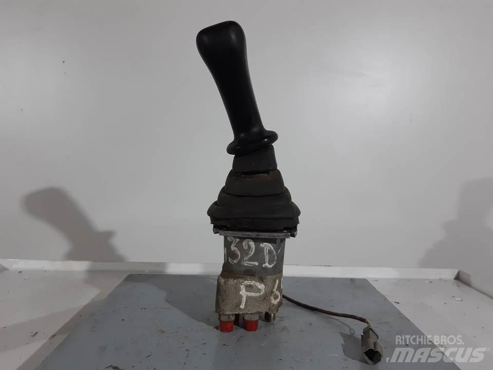 CAT 432D 驾驶室与内部