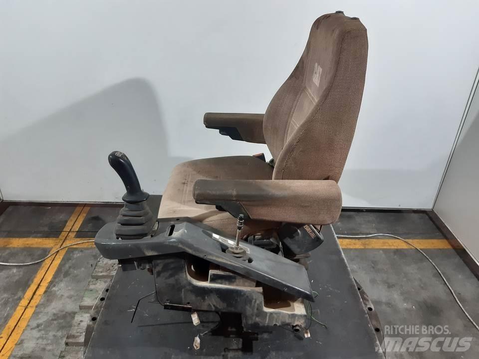 CAT M312 驾驶室与内部