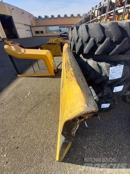 CAT M320F 驾驶室与内部