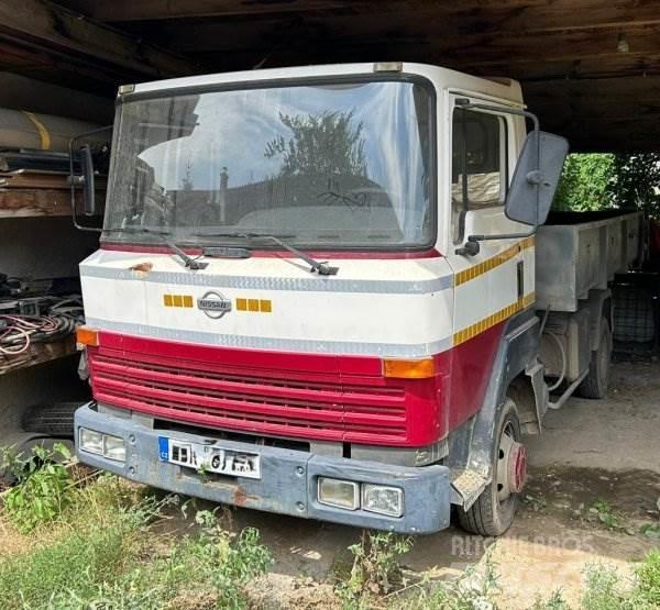 Nissan L351 工程吊钩车