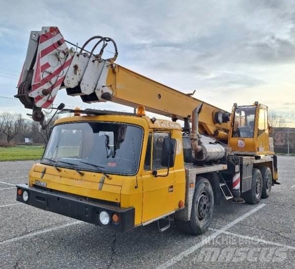 Tatra T815 +AD 28 (ČKD) 起重车