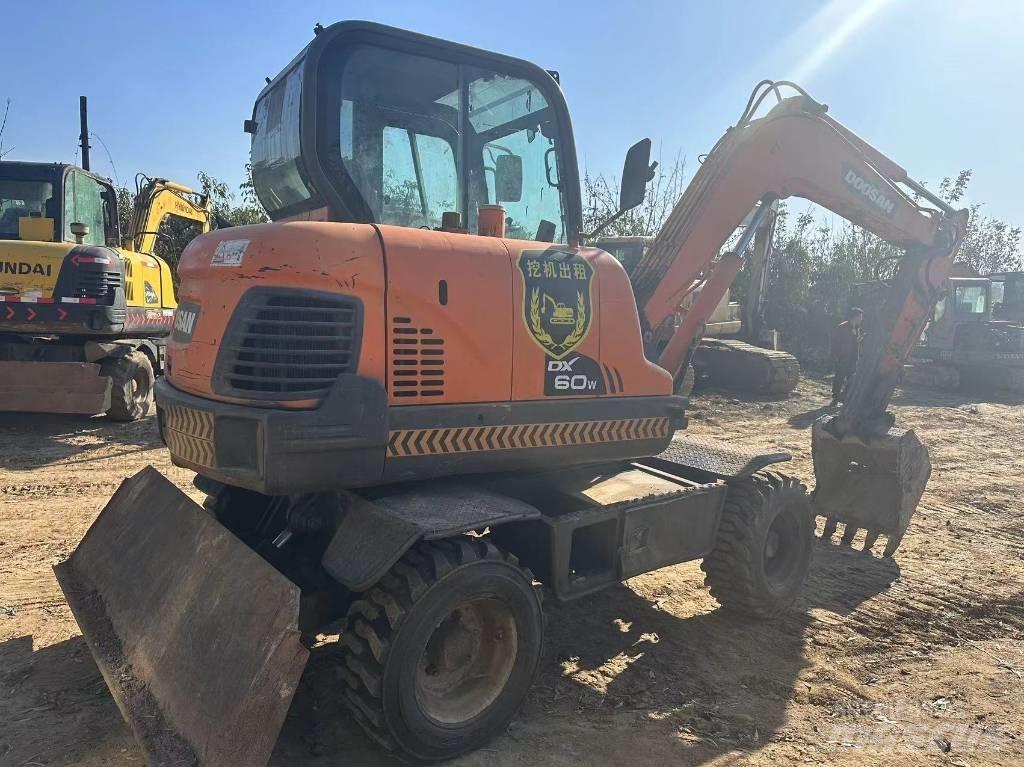 Doosan DX60W 小型挖掘机