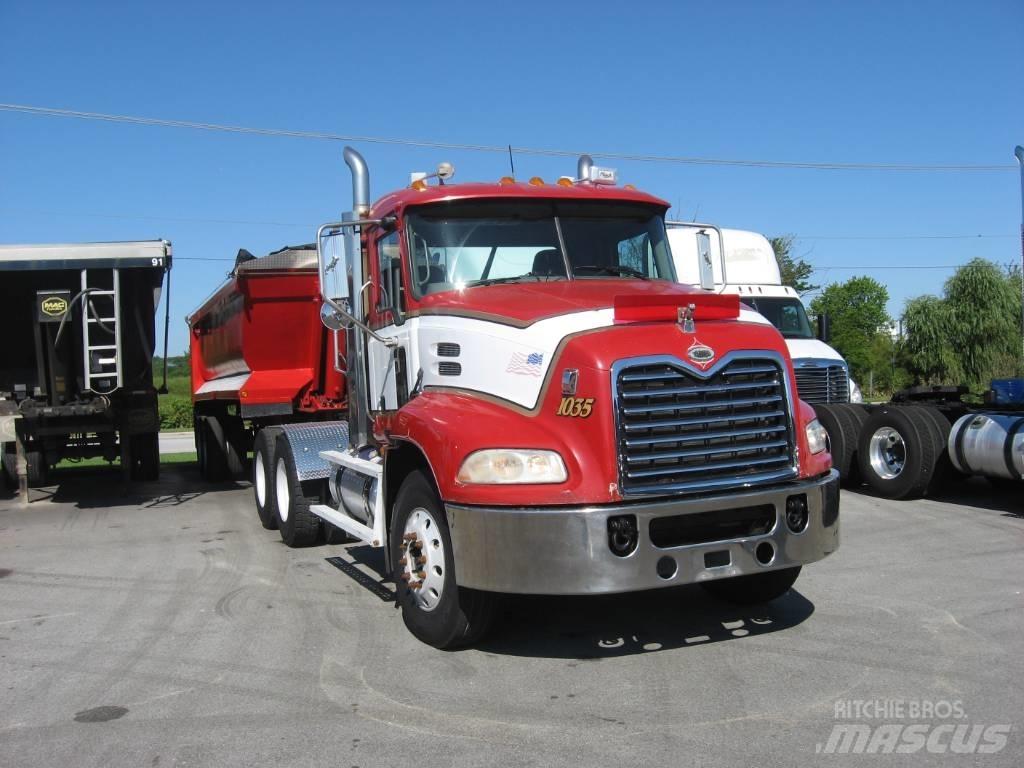 Mack CXN 613 牵引车