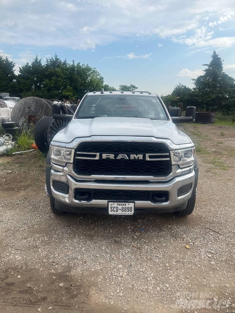 RAM 5500 平板栏板货车