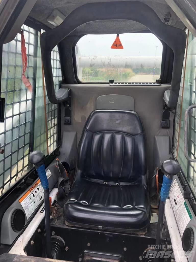 Bobcat S 300 滑移装载机